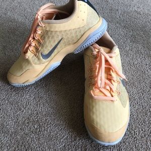 Ladies Size 6 Nike Athletic Shoe